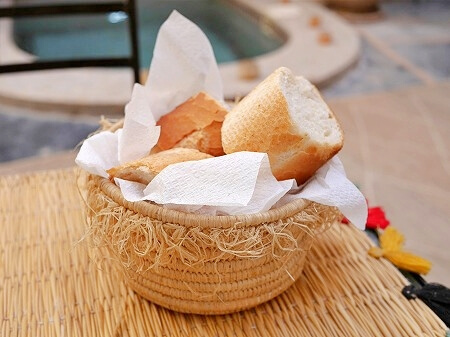 モロッコのマラケシュのおすすめホテル「リヤドダールテン」の朝食のパン（Riad Dar Ten）