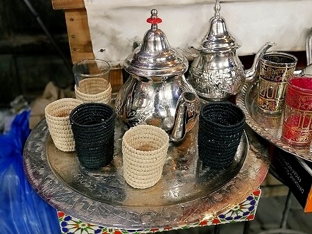 モロッコのマラケシュのおすすめお土産屋さん「Essalhi Abdellatif」のティーポットとモロッコグラス、ラフィアグラスホルダー