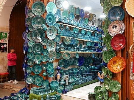 モロッコのマラケシュのお土産屋さんの青い陶器