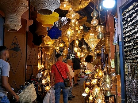 モロッコのマラケシュのお土産屋さんのランプ