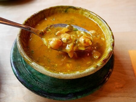 マラケシュのおすすめモロッコ料理レストラン「Nakoul Mzian」のハリラスープ