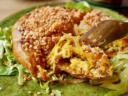 マラケシュのおすすめモロッコ料理レストラン「Nakoul Mzian」のチキンパスティラ(バスティラ)の断面