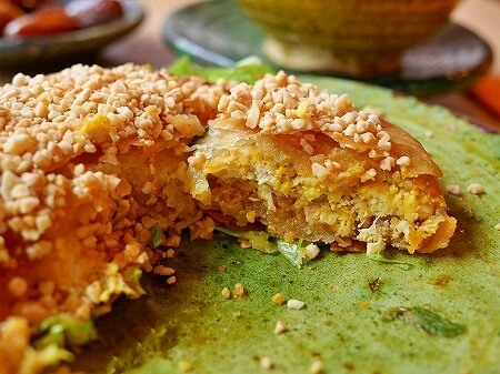 マラケシュのおすすめモロッコ料理レストラン「Nakoul Mzian」のチキンパスティラ(バスティラ)の断面