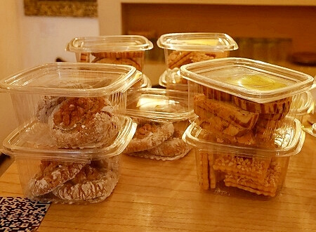 マラケシュのおすすめモロッコ料理レストラン「Nakoul Mzian」の持ち帰り用クッキー