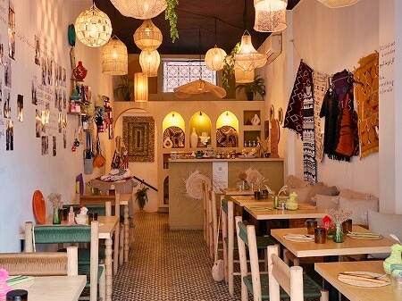 マラケシュのおすすめモロッコ料理レストラン「Nakoul Mzian」の内観・席