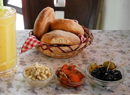 モロッコのマラケシュの「Restaurant Lafarmacie」のチキンクスクスのサイドディッシュ、パン（ホブズ）