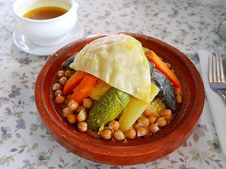 モロッコのマラケシュの「Restaurant Lafarmacie」のチキンクスクス