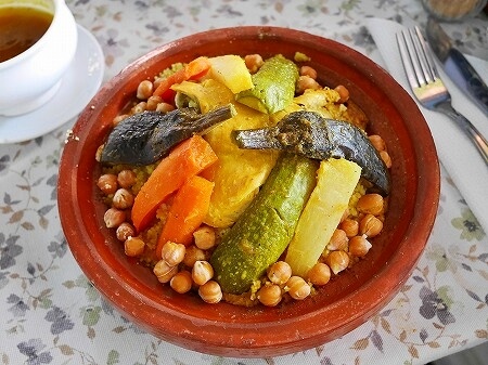 モロッコのマラケシュの「Restaurant Lafarmacie」のチキンクスクス