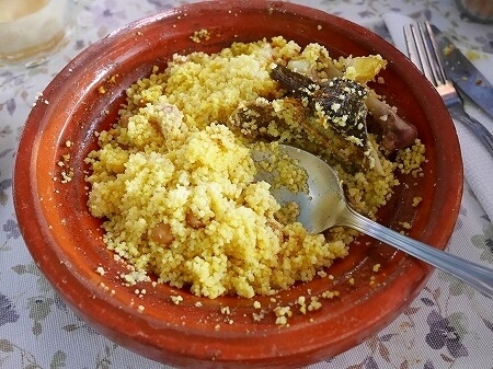 モロッコのマラケシュの「Restaurant Lafarmacie」のチキンクスクス