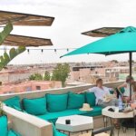 モロッコのマラケシュのルーフトップカフェ「SHTATTO」の席