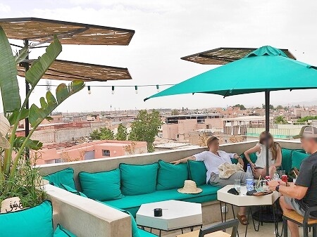 モロッコのマラケシュのルーフトップカフェ「SHTATTO」の席