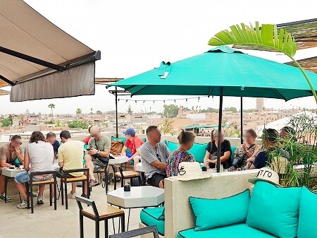 モロッコのマラケシュのルーフトップカフェ「SHTATTO」の席