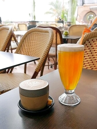マラケシュのおすすめカフェ「Kosy Kawa」の「ムグーンローズラテ(Mgoun Rose Latte)」と「アイスオレンジブロッサムティー(Orange Blossom Tea)」