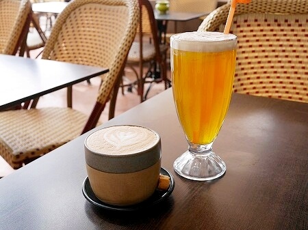 マラケシュのおすすめカフェ「Kosy Kawa」の「ムグーンローズラテ(Mgoun Rose Latte)」と「アイスオレンジブロッサムティー(Orange Blossom Tea)」