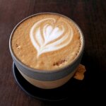 マラケシュのおすすめカフェ「Kosy Kawa」の「ムグーンローズラテ（Mgoun Rose Latte）」