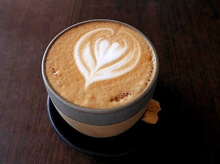 マラケシュのおすすめカフェ「Kosy Kawa」の「ムグーンローズラテ(Mgoun Rose Latte)」