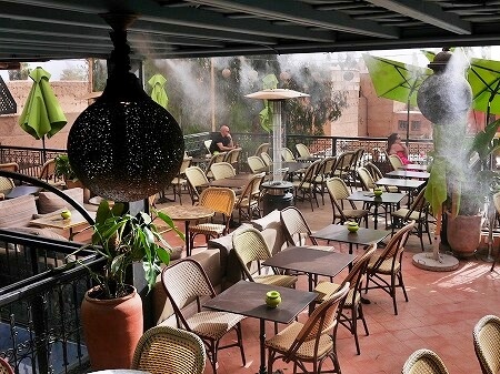 マラケシュのおすすめカフェ「Kosy Kawa」のテラス席