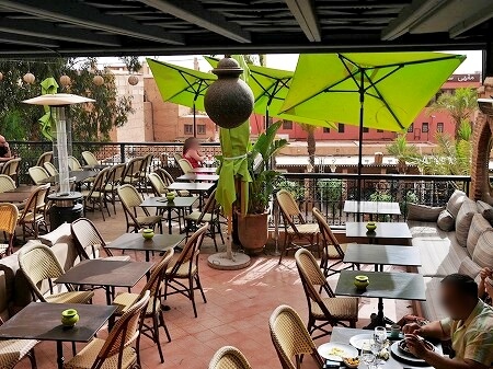 マラケシュのおすすめカフェ「Kosy Kawa」のテラス席