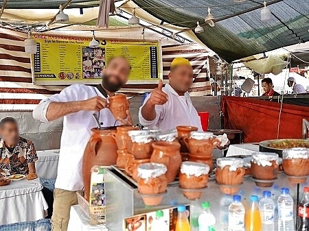 モロッコのマラケシュのフナ広場の屋台「No.53 Chez Hassan」のタンジーヤと店員さん