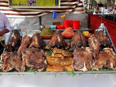 モロッコのマラケシュのフナ広場の屋台「No.53 Chez Hassan」の羊の頭