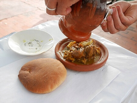 モロッコのマラケシュのフナ広場の屋台「No.53 Chez Hassan」のタンジーヤ