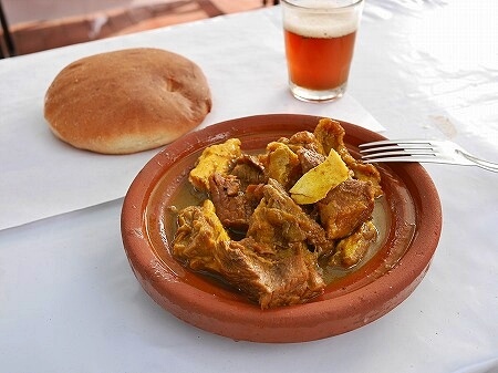 モロッコのマラケシュのフナ広場の屋台「No.53 Chez Hassan」のタンジーヤ