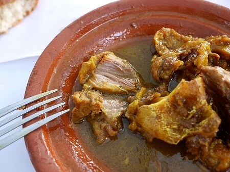 モロッコのマラケシュのフナ広場の屋台「No.53 Chez Hassan」のタンジーヤ