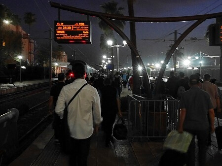 マラケシュ駅での列車の乗り方・席の見つけ方（マラケシュ駅のホーム）