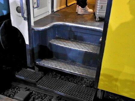 マラケシュ駅でのONCF鉄道の列車の乗り方（ホームと列車の段差）