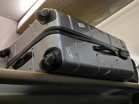 モロッコのONCF鉄道の１等車のコンパートメント席の頭上の荷物置き場