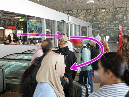 モロッコのカサブランカのカサ・ボヤージャー駅での鉄道の乗り方