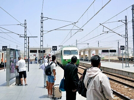 モロッコのカサブランカのカサ・ボヤージャー駅のホームと鉄道