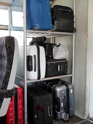 モロッコのカサブランカのカサ・ボヤージャー駅から空港行きの鉄道の１等車の荷物置き