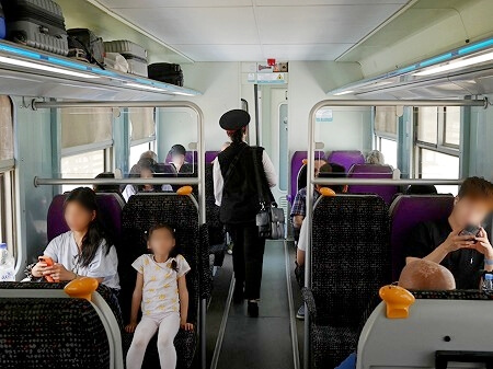 モロッコのカサブランカのカサ・ボヤージャー駅から空港行きの鉄道の１等車の車内・席