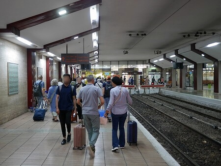 モロッコのカサブランカのカサブランカ空港駅のホーム