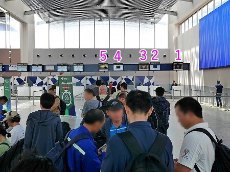 モロッコのカサブランカ空港の上海航空（中国東方航空）のチェックインカウンター