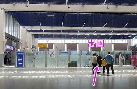 モロッコのカサブランカ空港駅のターミナル2の出発口（出国口）