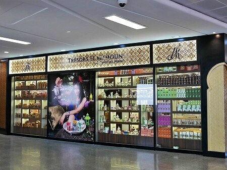 モロッコ、カサブランカのムハンマド5世国際空港空港のターミナル2の搭乗ゲートのお土産屋さん