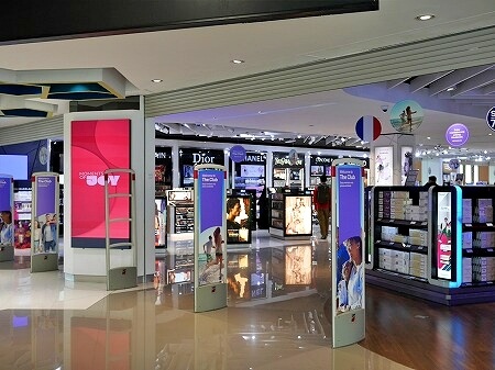 モロッコ、カサブランカのムハンマド5世国際空港空港のターミナル2の搭乗ゲートの免税店