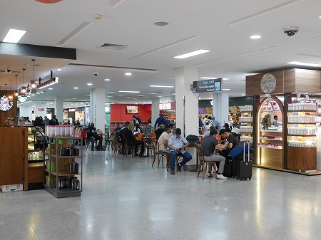 モロッコ、カサブランカのムハンマド5世国際空港空港のターミナル2の搭乗ゲートのフードコート、スタバ