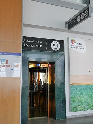 モロッコ、カサブランカのムハンマド5世国際空港空港のターミナル2の搭乗ゲートのラウンジの場所、エレベーター