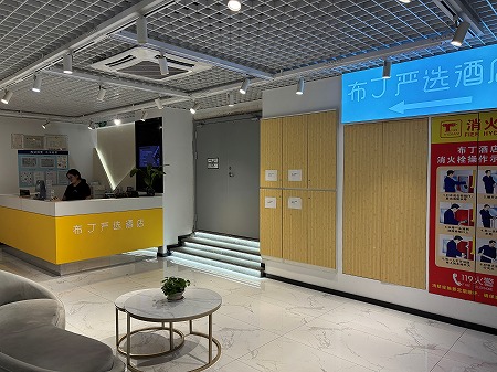 上海浦東のトランジットにおすすめのホテル「ポッド イン厳選ホテル（上海龍陽路地下鉄駅新国際博覧センター）」のフロント