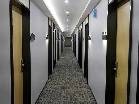 上海浦東のトランジットにおすすめのホテル「ポッド イン厳選ホテル（上海龍陽路地下鉄駅新国際博覧センター）」の廊下