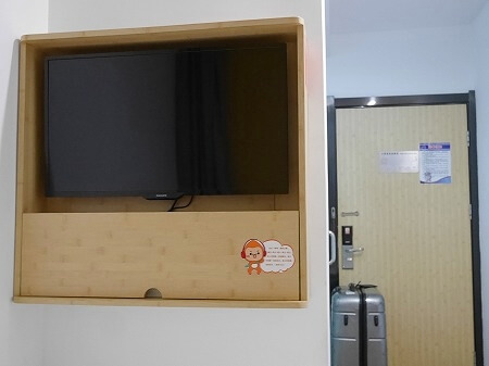 上海浦東のトランジットにおすすめのホテル「ポッド イン厳選ホテル（上海龍陽路地下鉄駅新国際博覧センター）」の快適クイーンルームの部屋のテレビ