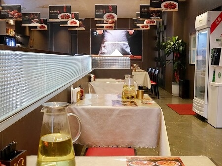 上海の「蟹太太　張楊路店（张杨路店）」の店内・席