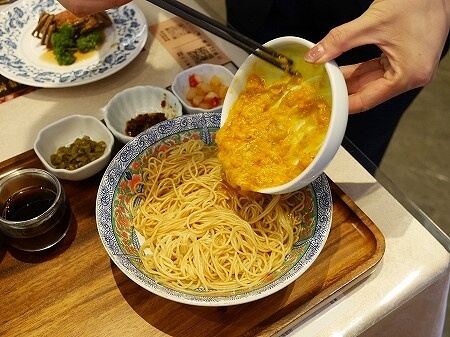 上海の「蟹太太　張楊路店（张杨路店）」の蟹黄面（蟹黄麺、蟹味噌ラーメン）