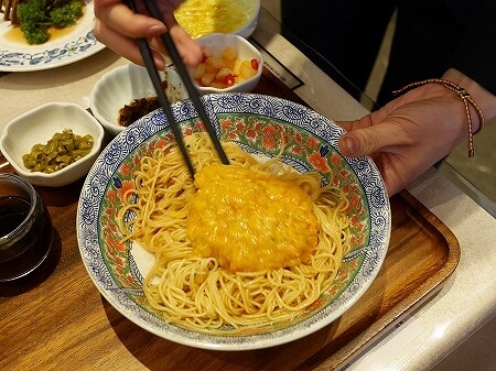 上海の「蟹太太　張楊路店（张杨路店）」の蟹黄面（蟹黄麺、蟹味噌ラーメン）