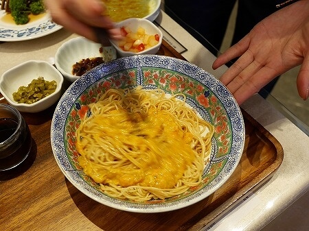 上海の「蟹太太　張楊路店（张杨路店）」の蟹黄面を混ぜているところ（蟹黄麺、蟹味噌ラーメン）