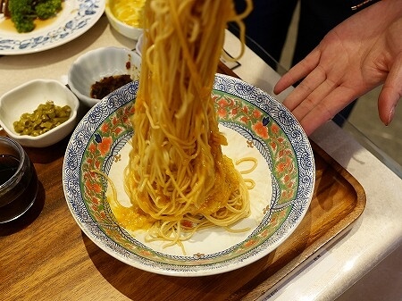 上海の「蟹太太　張楊路店（张杨路店）」の蟹黄面の麺（蟹黄麺、蟹味噌ラーメン）