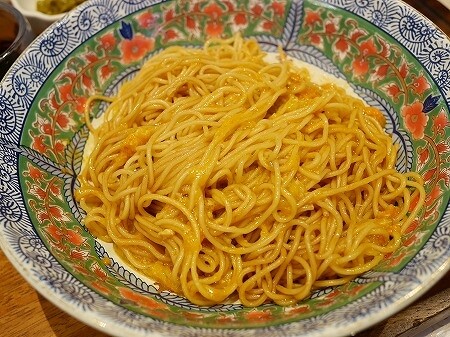 上海の「蟹太太　張楊路店（张杨路店）」の蟹黄面を混ぜ終わったところ（蟹黄麺、蟹味噌ラーメン）